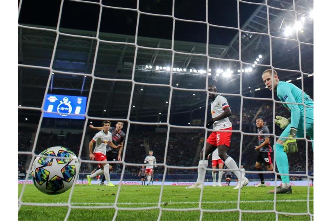 Dank Retter Forsberg: RB Leipzig erstmals im Achtelfinale Benficas Pizzi (2.l) erzielt das erste Tor seiner Mannschaft. Foto: Jan Woitas/dpa