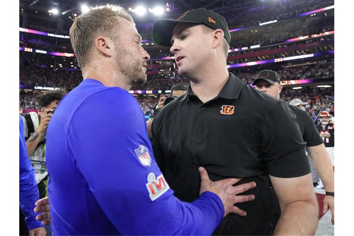 Happy End wie in Hollywood: Rams gewinnen Super Bowl Bengals-Coach Zac Taylor (r) gratuliert Rams-Trainer Sean McVay zum Sieg. Foto: Lynne Sladky/AP/dpa