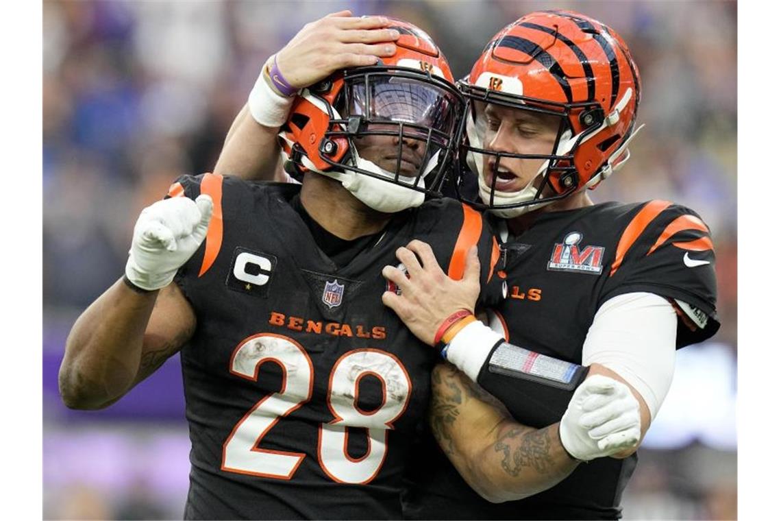 Happy End wie in Hollywood: Rams gewinnen Super Bowl Bengals-Quarterback Joe Burrow (r) feiert mit Joe Mixon einen Touchdown. Foto: Chris O'meara/AP/dpa