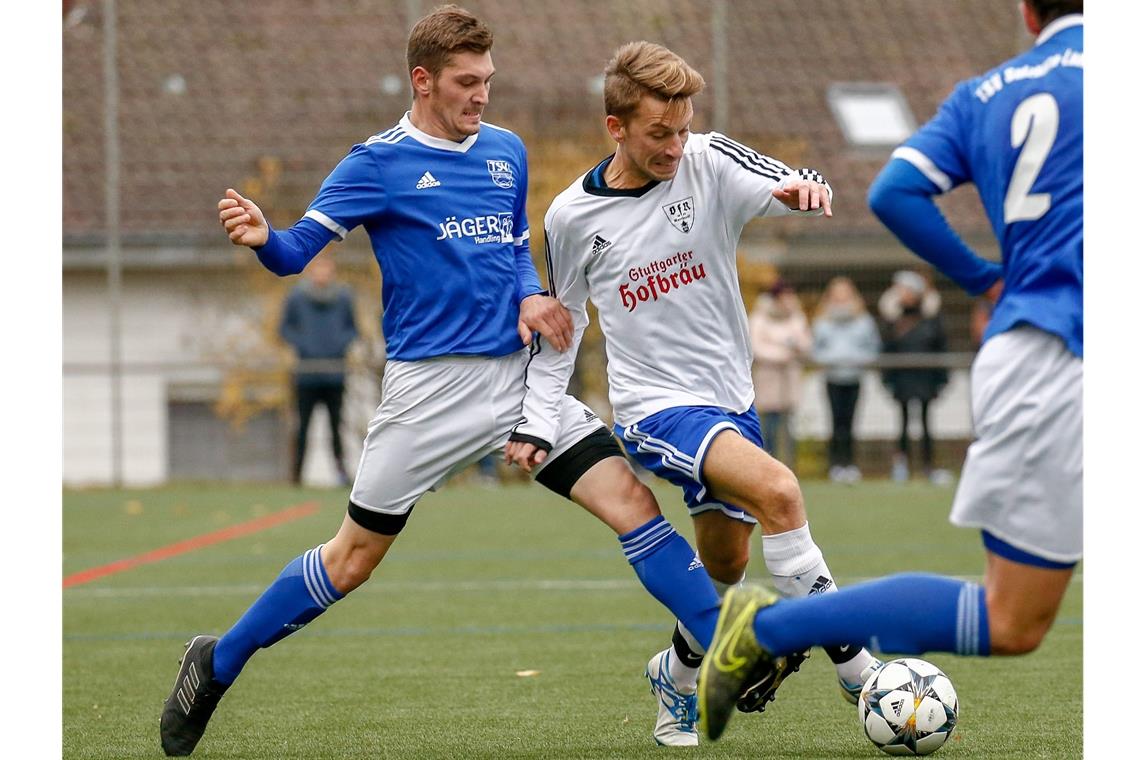 Ein Fußballer wie aus der Zeit gefallen Benjamin Bischoff (weißes Trikot) ist für seinen Heimatverein VfR Murrhardt seit Jahren am Ball. Foto: A. Becher