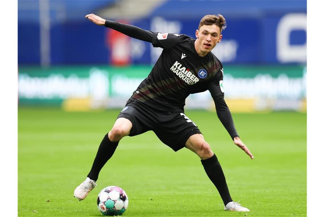 Benjamin Goller spielt den Ball. Foto: Christian Charisius/dpa/Archivbild