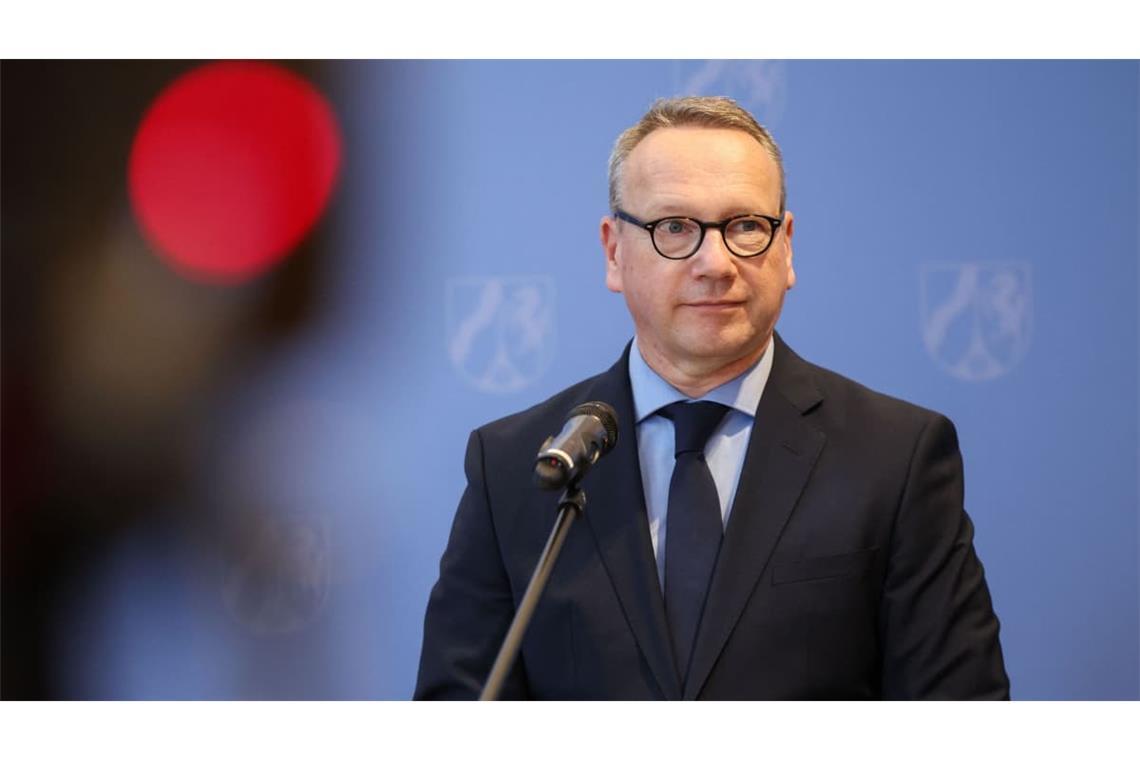 Benjamin Limbach (Bündnis 90 / Grüne), Justizminister des Landes Nordrhein-Westfalen, spricht in einem Pressestatement mit dem Ministerpräsidenten zum Schlag gegen eine russische Hackergruppe.