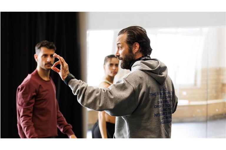 Benjamin Millepied  mit  Luca Pannacci und Bruna Andrade im Studio von Gauthier Dance