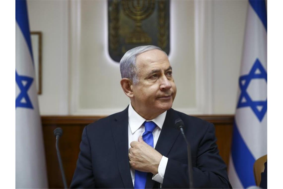Netanjahu kämpft um Likud-Parteivorsitz Benjamin Netanjahu, Ministerpräsident von Israel, sitzt in seinem Büro bei der wöchentlichen Kabinettssitzung. Foto: Oded Balilty/AP/dpa