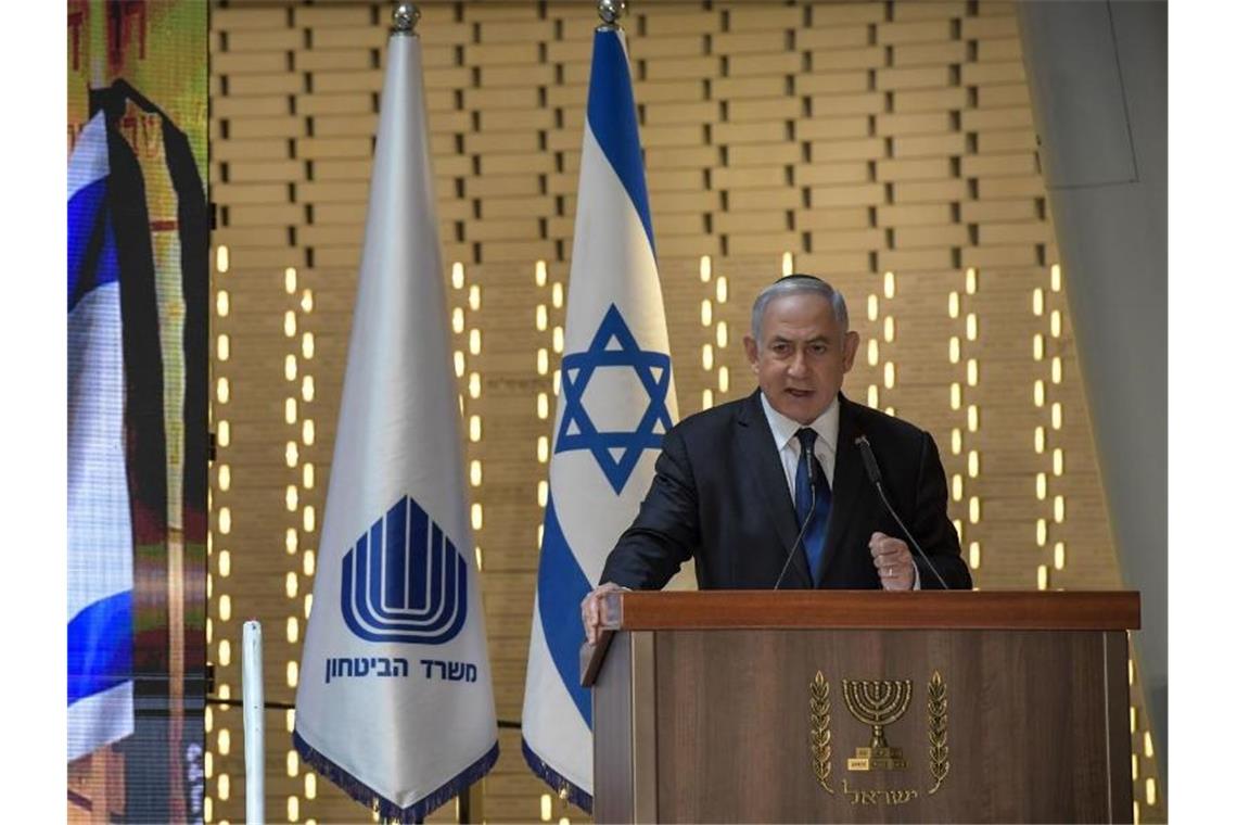 Benjamin Netanjahu, Ministerpräsident von Israel, spricht bei einer Gedenkzeremonie auf einem Militärfriedhof in Jerusalem. (Archivbild). Foto: -/GPO/dpa