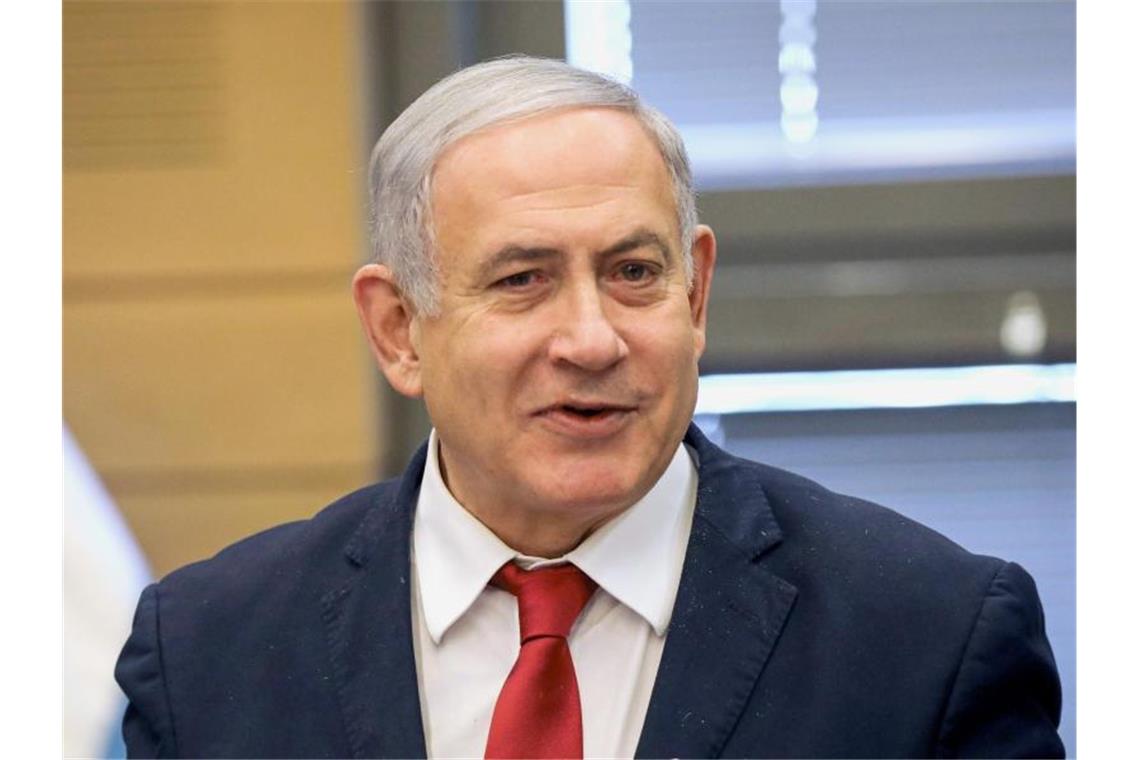 Netanjahu-Anhörung zu Korruptionsverdacht Benjamin Netanjahu, Premierminister von Israel, spricht während der Fraktionssitzung der Likud-Partei, vor der Vereidigung des 22. israelischen Parlaments (Knesset). Foto: Ilia Yefimovich/dpa