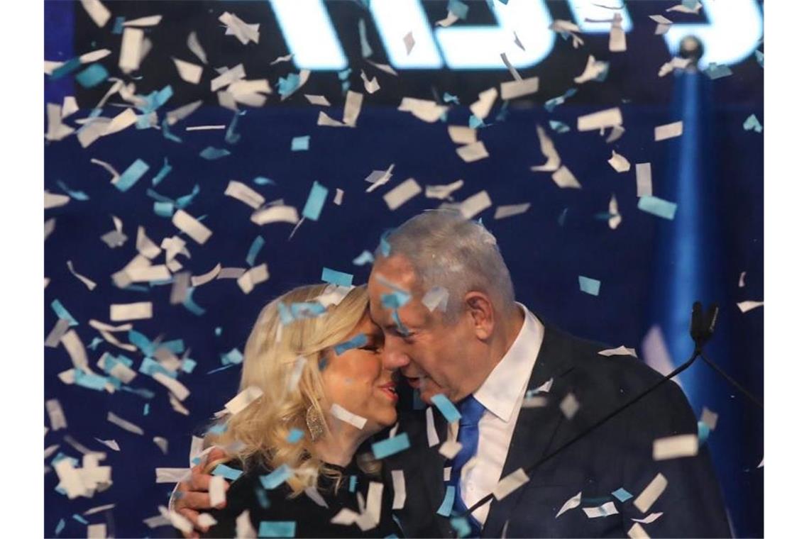Benjamin Netanjahu umarmt seine Frau Sara. Foto: Ilia Yefimovich/dpa
