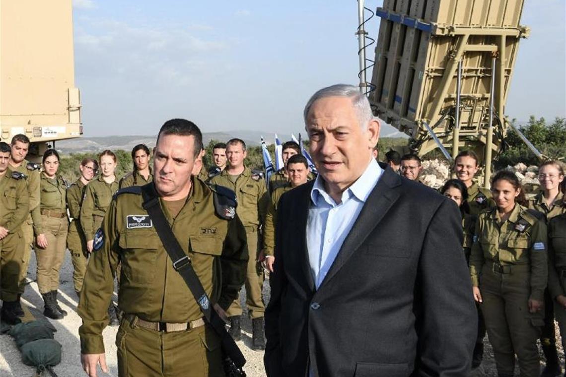 Lage zwischen Israel und Islamischem Dschihad beruhigt sich Benjamin Netanjahu (vorne,r), Premierminister von Israel, inspiziert das israelische Raketenabwehrsystem Iron Dome. Foto: Amos Ben-Gershom/GPO/dpa