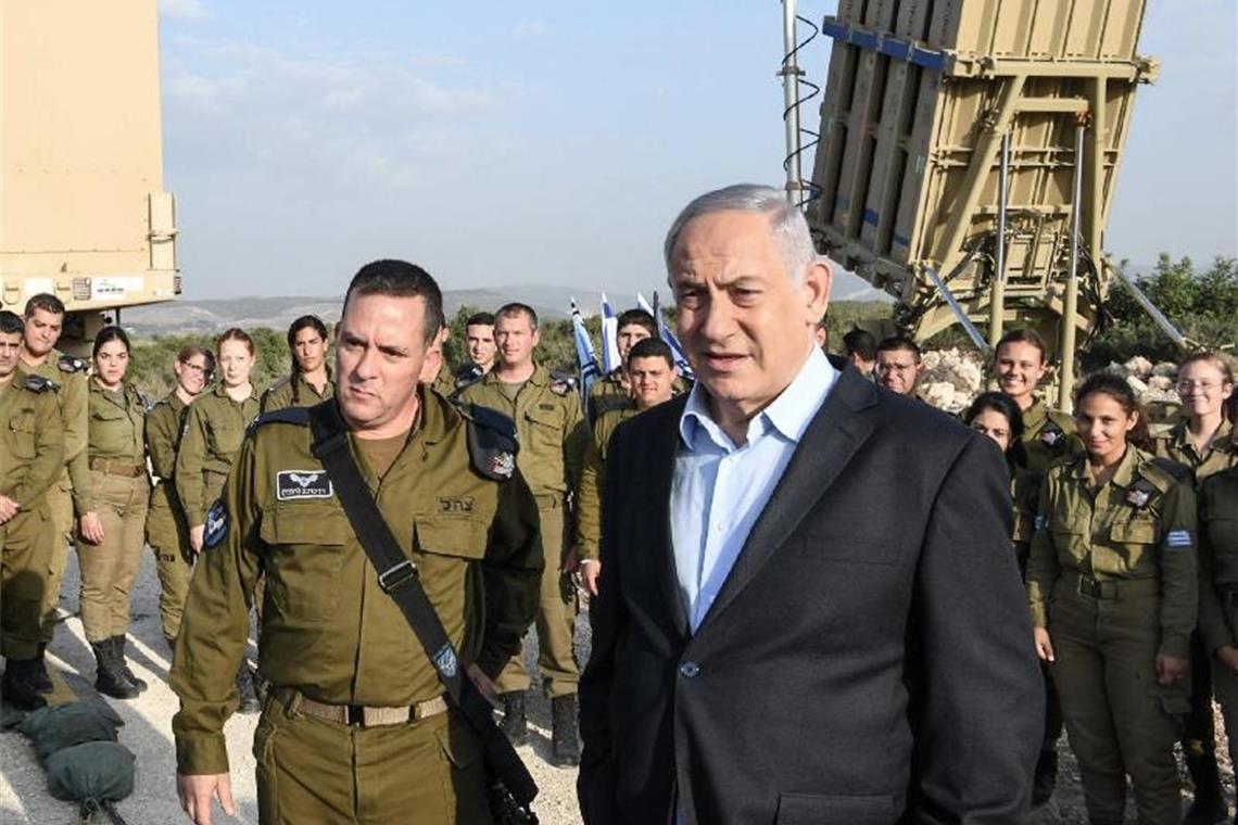 Benjamin Netanjahu (vorne,r), Premierminister von Israel, inspiziert das israelische Raketenabwehrsystem Iron Dome. Foto: Amos Ben-Gershom/GPO/dpa