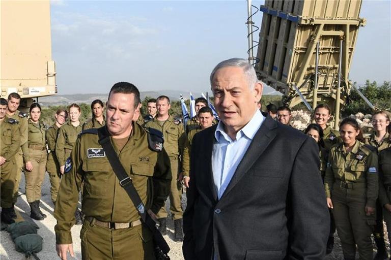 Benjamin Netanjahu (vorne,r), Premierminister von Israel, inspiziert das israelische Raketenabwehrsystem Iron Dome. Foto: Amos Ben-Gershom/GPO/dpa