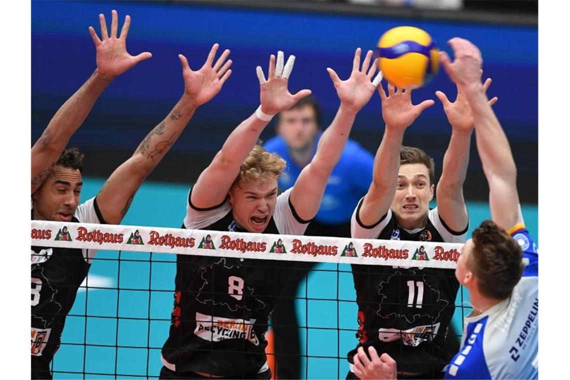 Benjamin Patch (l-r), Anton Brehme und Pierre Pujol von den Berlin Volleys blocken einen Ball des Friedrichshafeners Linus Weber. Foto: Felix Kästle/dpa