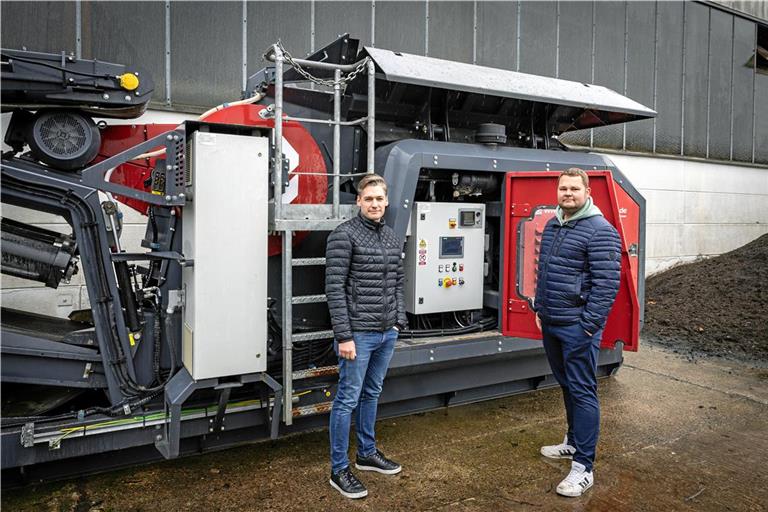 Benjamin Rader (links) und Alexander Rümke, die beiden Tino-Geschäftsführer, haben den Kampf noch nicht aufgegeben, dass ihr Steinbrecher, der noch ungenutzt hinter ihrer Halle steht, doch noch zum Einsatz kommen kann. Foto: Alexander Becher