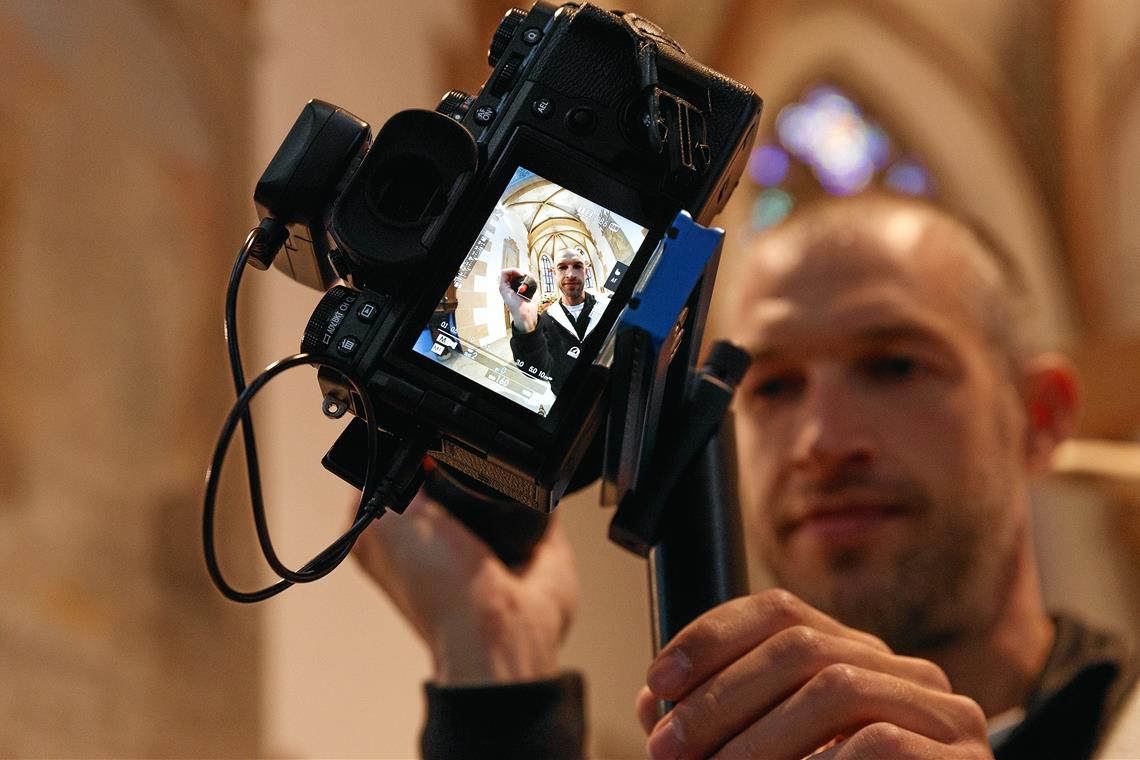 Von der Arbeit an einer digitalen Stadtkirche Benjamin Schäfer richtet Kamera und Stativ ein, um von verschiedenen Punkten aus ein Panorama in 360 Grad aufzunehmen. Fotos: J. Fiedler
