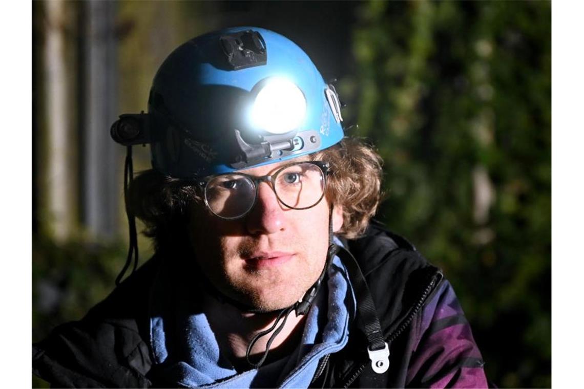 Fotograf Seyfang: Glaube nicht, dass mir die Orte ausgehen Benjamin Seyfang steht in einem verfallenen Gewächshaus einer ehemaligen Gärtnerei. Foto: Marijan Murat/dpa/Archivbild