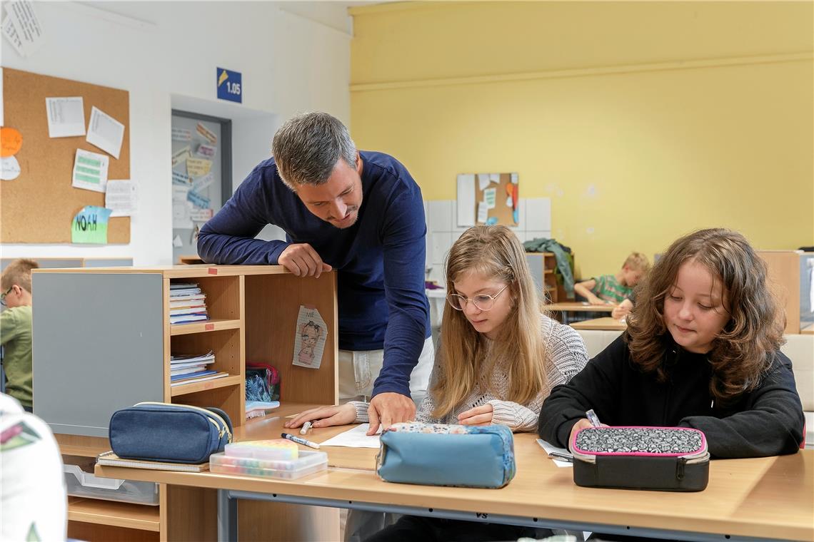 Personaldecke der Murrhardter Schulen bröckelt Benjamin Wägele beim Deutschunterricht in seiner 6. Klasse der Walterichschule. Er ist Stufenleiter der Kassen 5 bis 7 und gehört als noch nicht altgedienter Pädagoge bereits zum erweiterten Schulleitungsteam. Rektorin Martina Mayer ist froh um das Engagement ihres vergleichsweise jungen Kollegiums. Trotzdem ist auch die Gemeinschaftsschule mit einem personellen Minus ins Schuljahr gestartet und unterstützt künftig mit einer Kollegin in der Grundschule Fornsbach, bei der die Lage schwierig ist. Foto: Jörg Fiedler