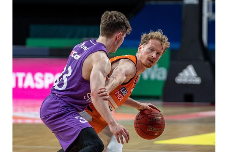 Bennet Hundt (l) hatte mit Göttingen gegen Per Günther mit Ulm das Nachsehen. Foto: Ulf Duda/fotoduda.de/BBL/Pool/dpa