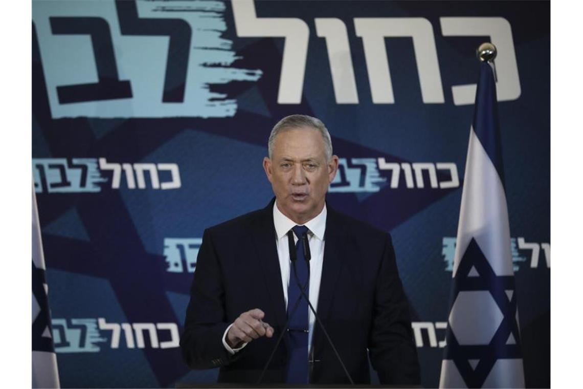 Benny Gantz, Vorsitzender des oppositionellen Mitte-Bündnisses Blau-Weiß, gibt ein Statement. Foto: Oded Balilty/AP/dpa