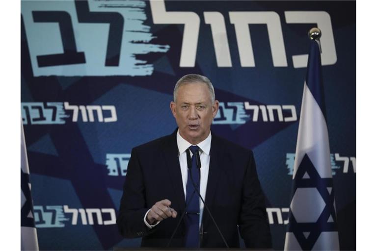 Benny Gantz, Vorsitzender des oppositionellen Mitte-Bündnisses Blau-Weiß, gibt ein Statement. Foto: Oded Balilty/AP/dpa