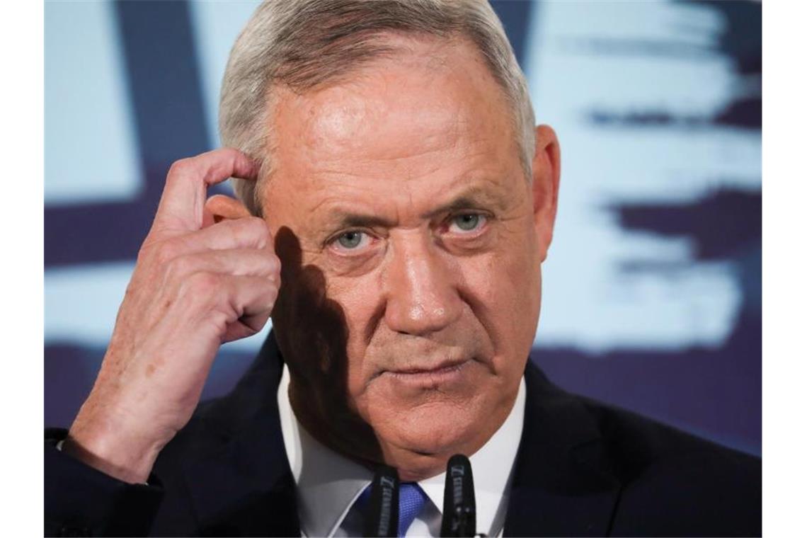 Benny Gantz, Vorsitzender des oppositionellen Mitte-Bündnisses Blau-Weiß, während einer Pressekonferenz. Foto: Oded Balilty/AP/dpa