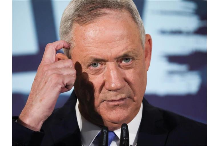 Benny Gantz, Vorsitzender des oppositionellen Mitte-Bündnisses Blau-Weiß, während einer Pressekonferenz. Foto: Oded Balilty/AP/dpa