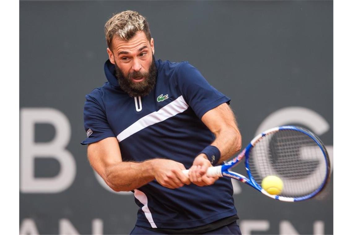 Benoit Paire gab in Hamburg erschöpft auf. Foto: Daniel Bockwoldt/dpa