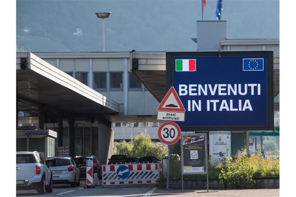 „Benvenuti in Italia“: Schon ab Mitte Mai sollen Reisende aus Europa, die voll geimpft sind, leichter nach Italien einreisen können. Foto: Alessandro Crinari/KEYSTONE/Ti-Press/dpa