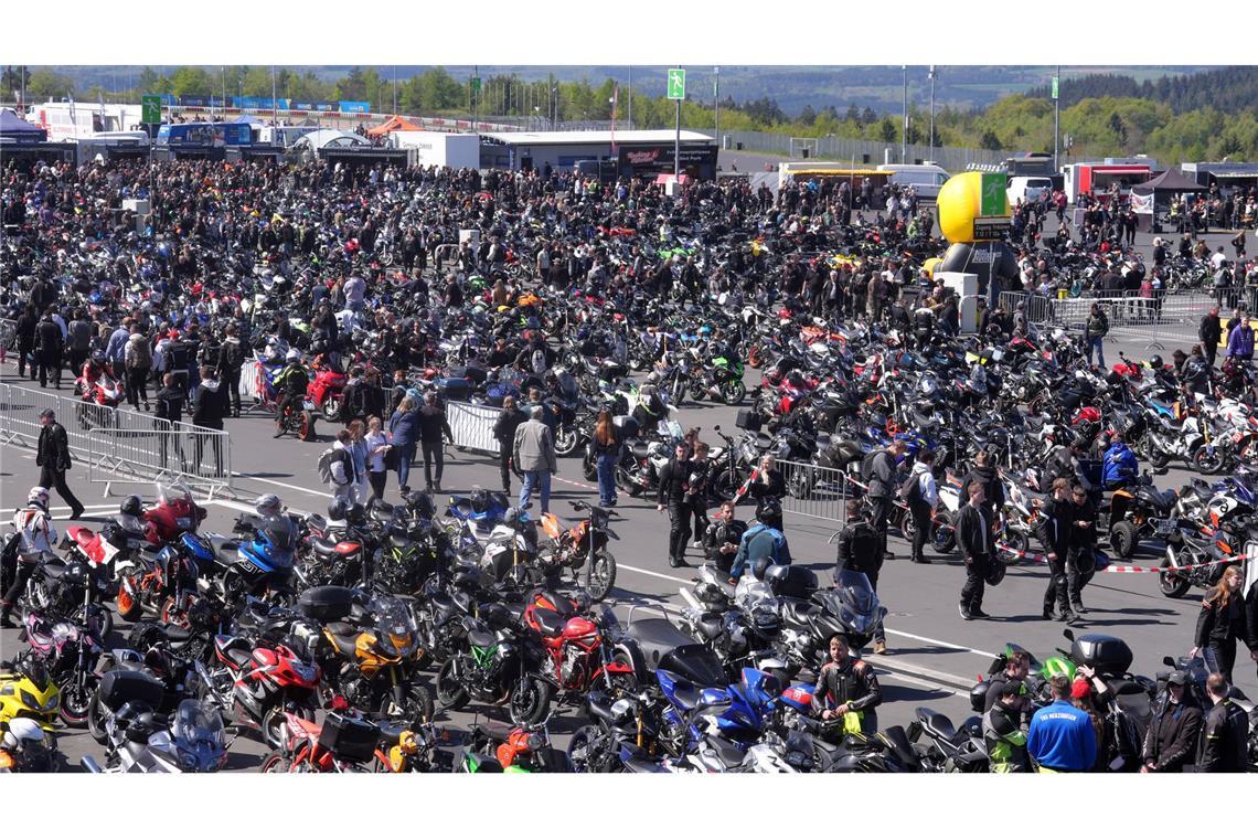 Benzin liegt in der Luft: Tausende Motorradfahrer treffen sich zum Saisonauftakt am Nürburgring.