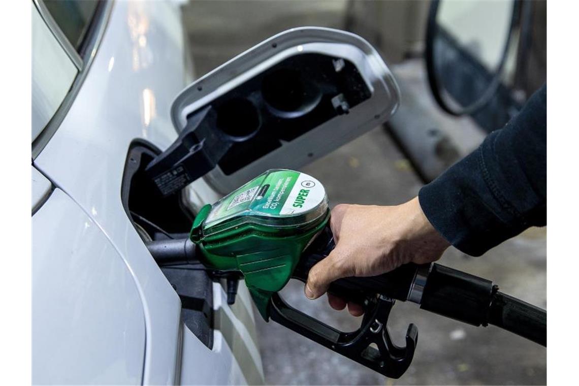 Spritpreise auf Rekordkurs Benzin wird immer teurer. Foto: Carsten Koall/dpa