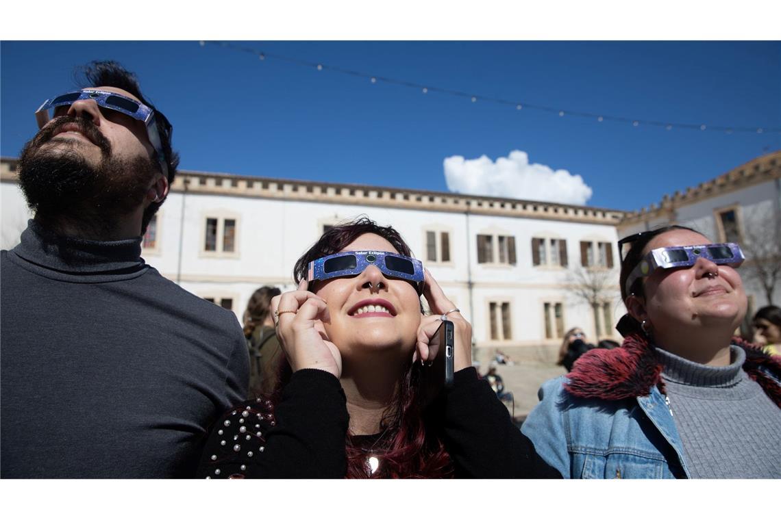 Bilder des Tages Beobachter der partiellen Sonnenfinsternis auf Mallorca.