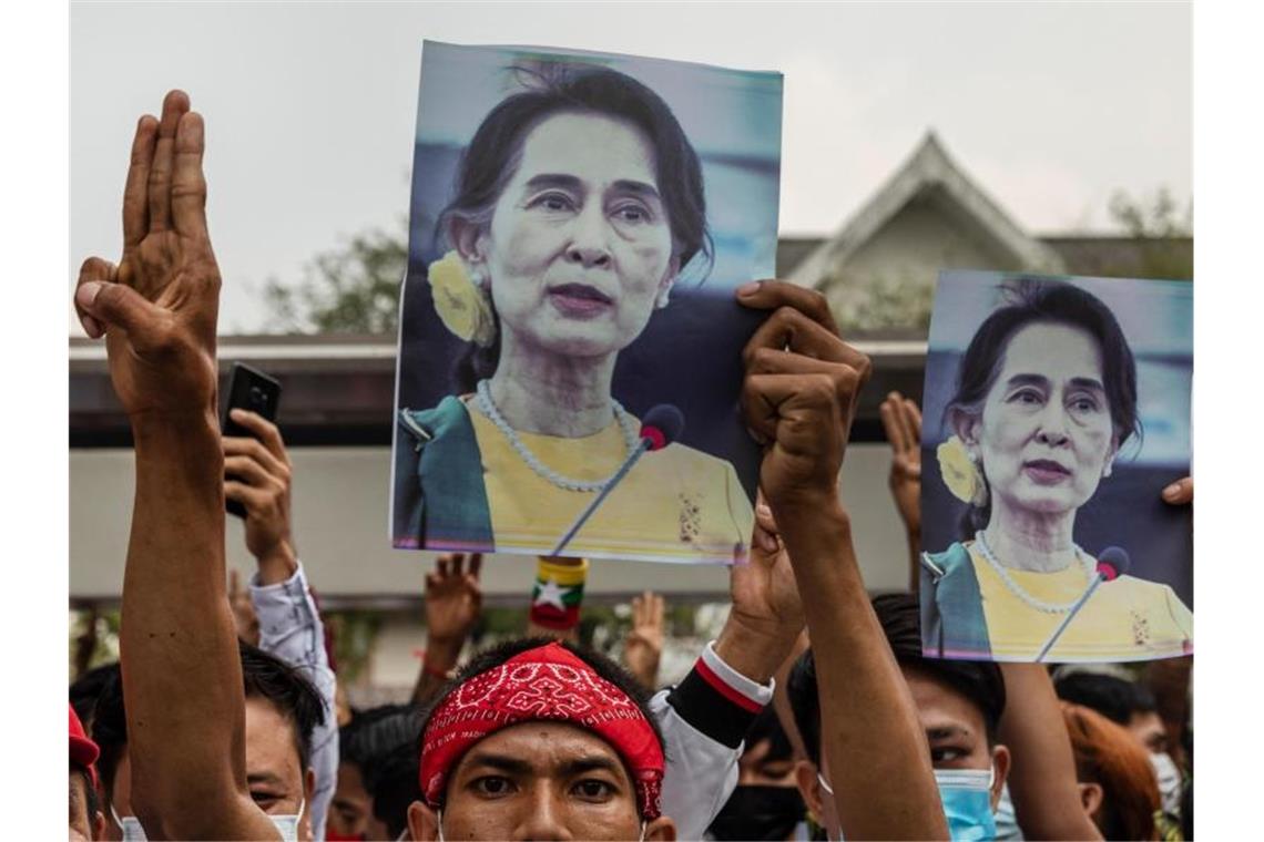 Beobachter und Menschenrechtsexperten vermuten, dass die Junta Aung San Suu Kyi durch mehrere Verfahren langfristig zum Schweigen bringen will. Foto: Andre Malerba/ZUMA Wire/dpa