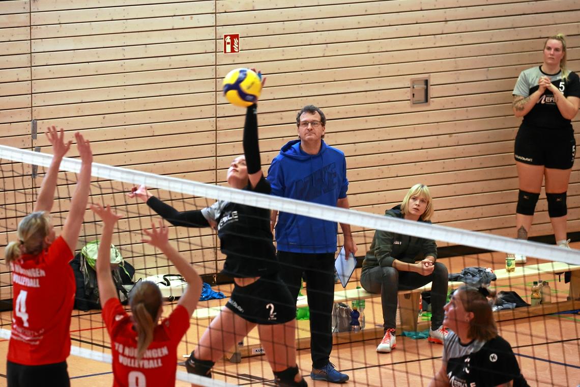 Beobachtet von TSG-Trainer Markus Sutterer und der erkrankten Kapitänin Anne Pötzl steigt Melanie Wunderlich hoch und drischt den Ball mit Wucht über das Netz. Foto: Alexander Becher