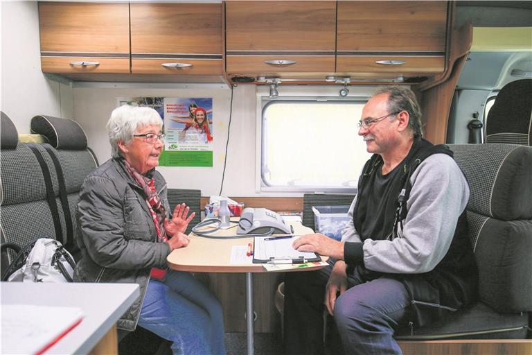 Bequemer Platz für Beratungsgespräche: Hildegard Bracher informiert sich im Allergiemobil bei Reiner Ebel über Pollen und weitere Ursachen für Allergien. Foto: A. Becher
