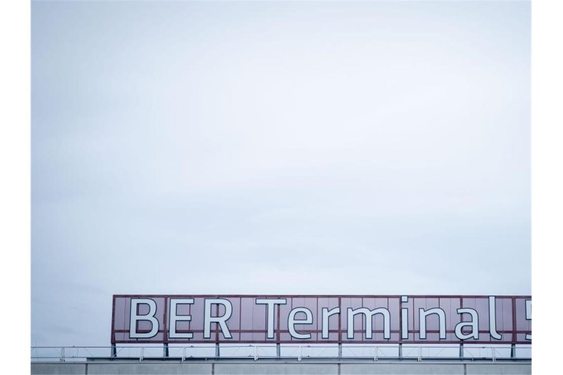 BER Terminal 5 steht nach der Umbenennung auf dem alten Flughafen Schönefeld. Foto: Kay Nietfeld/dpa