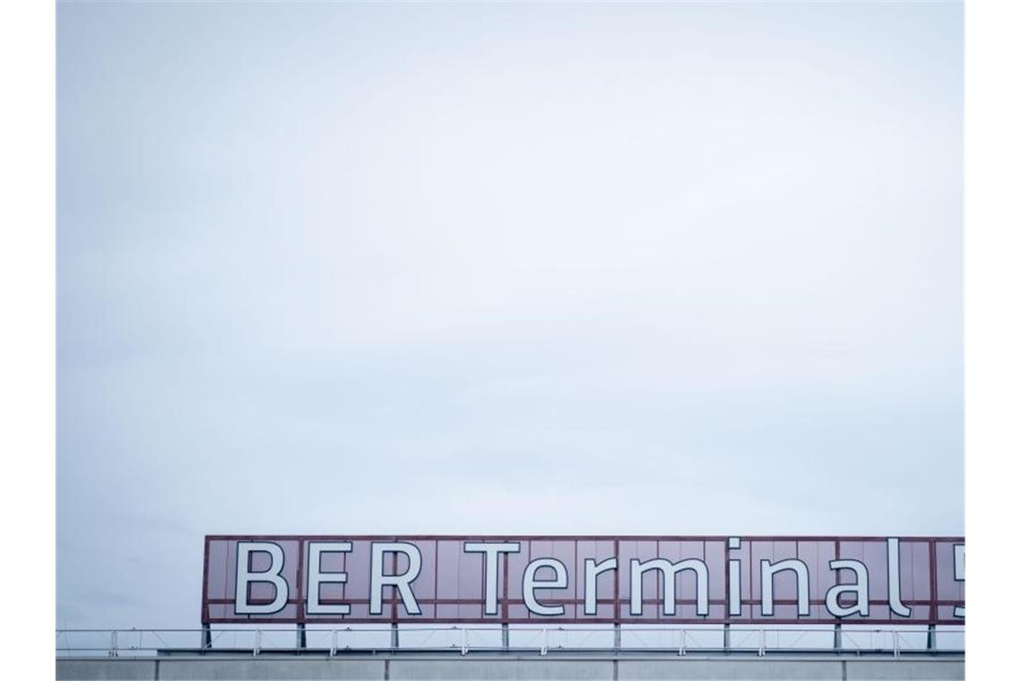 Regierungsterminal am neuen Hauptstadtflughafen in Betrieb BER Terminal 5 steht nach der Umbenennung auf dem alten Flughafen Schönefeld. Foto: Kay Nietfeld/dpa