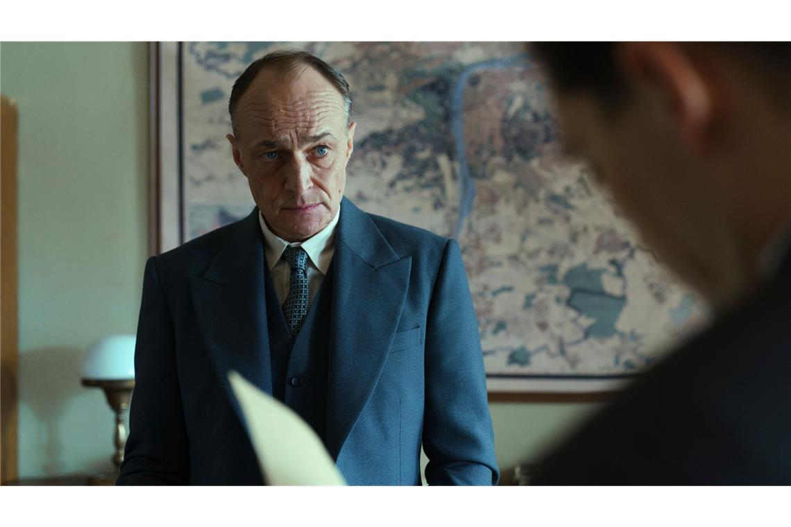 Beran (Karel Dobrý) beauftragt seinen Assistenten  Jan Morava (Jonas Nay, r.) mit einer schwierigen Aufgabe.