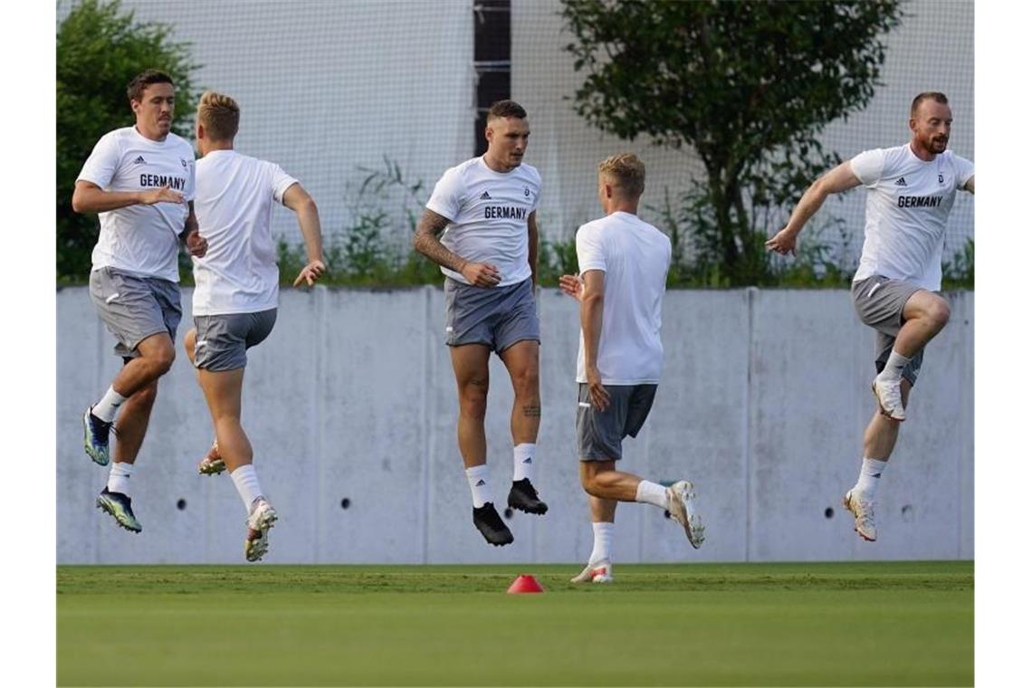 DFB-Team heiß auf Brasilien: „Können jedes Team schlagen“ Bereit für Brasilien: Deutschlands Fußballer schauen dem Olmpia-Start entgegen. Foto: Matt Slocum/AP/dpa