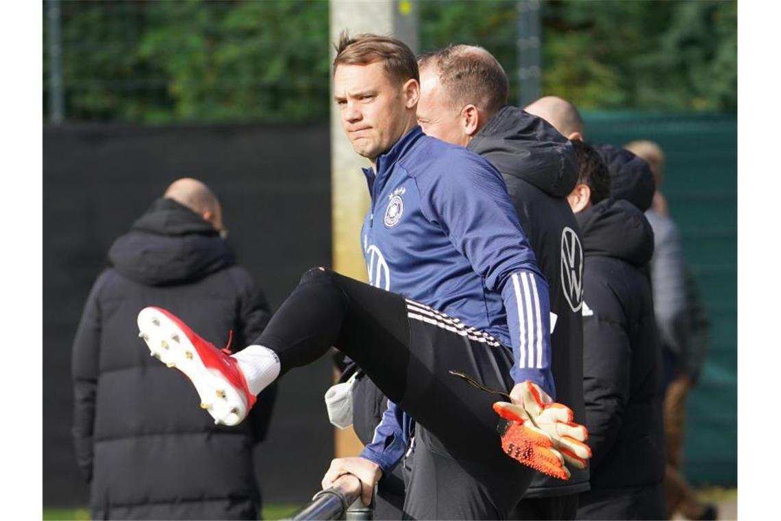 Neuer startklar für Rumänien - Flicks große Offensivauswahl Bereit für das WM-Qualifikationsspiel gegen Rumänien: Kapitän Manuel Neuer kommt zum Training. Foto: Marcus Brandt/dpa