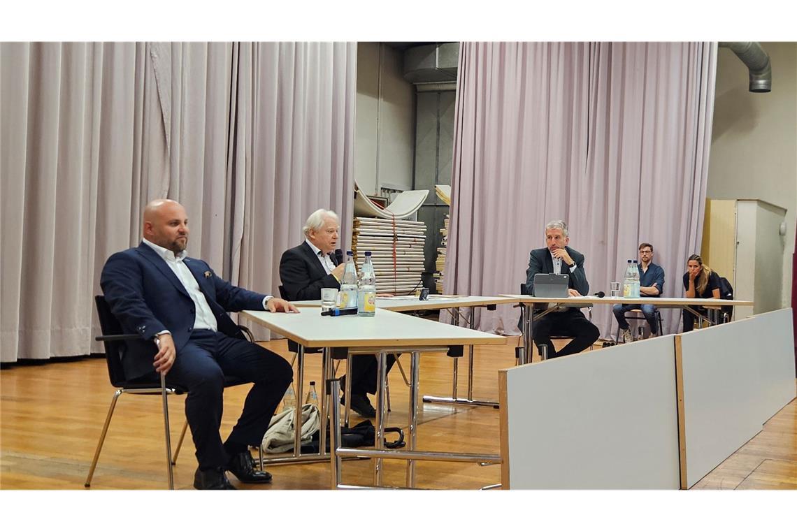 Polizei zieht positive Bilanz nach Palmer-Frohnmaier-Gespräch Bereit für den Schlagabtausch: Boris Palmer (3. v. l.) und Markus Frohnmaier (l.) vor Beginn der Diskussion.