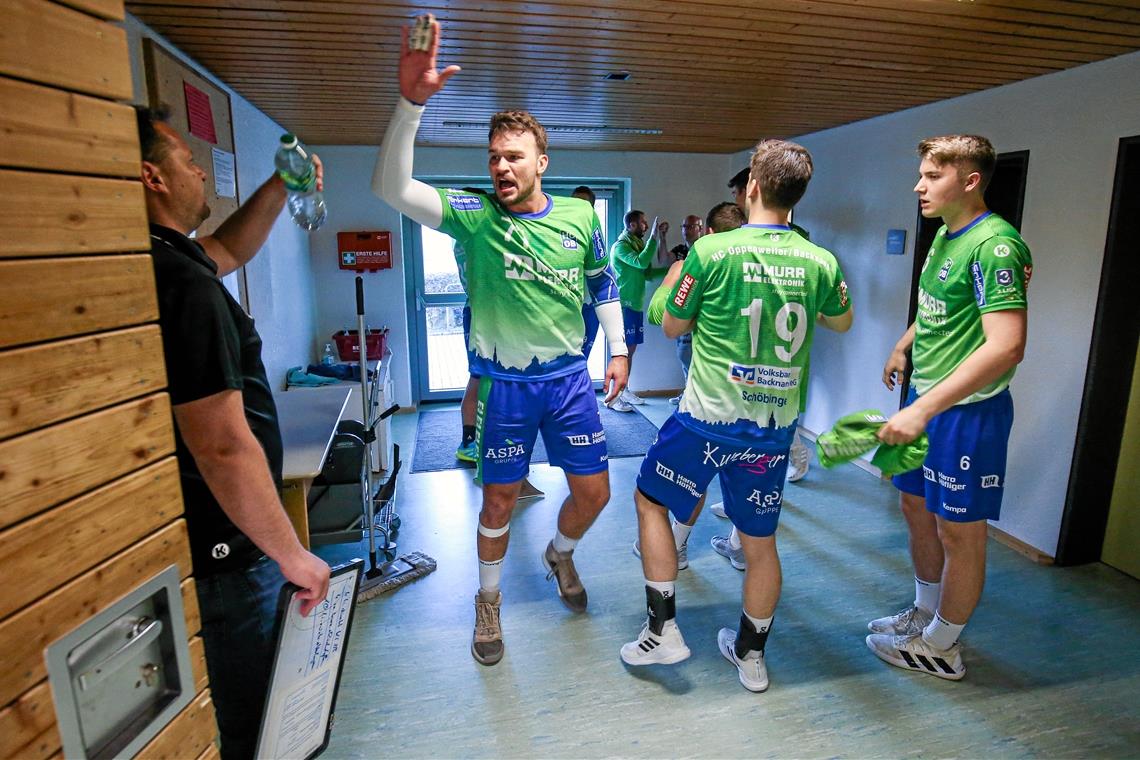 Mischung aus Respekt und Rückenwind Bereit für die Zwischenrundenduelle mit Vinnhorst: Die HCOB-Handballer um Tim Düren, Philipp Schöbinger und Timm Buck (von links). Foto: A. Becher