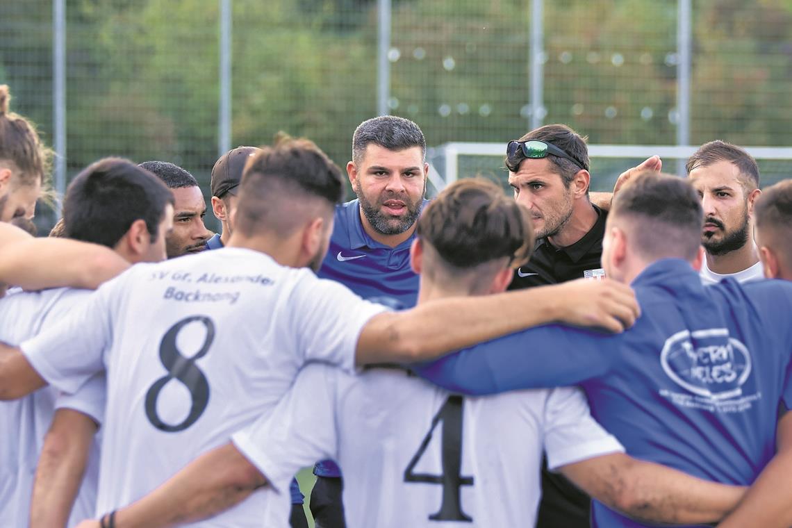 Im Derby stehen beide Teams unter Zugzwang Bereit fürs Derby: Trainer Petros Kelesidis (Mitte) und der Große Alexander. Foto: T. Sellmaier