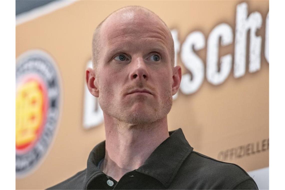 Trotz schwieriger Vorzeichen: Söderholm hält an WM-Ziel fest Bereitet die DEB-Auswahl auf die Eishockey-WM in Riga vor: Bundestrainer Toni Söderholm. Foto: Armin Weigel/dpa