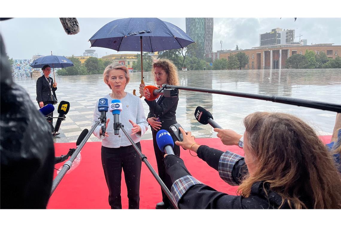 EU begleitet Ukraine-Verhandlungsstart mit Sanktionsdrohung Bereitet einen Vorschlag für ein neues Sanktionspaket vor: EU-Kommissionspräsidentin Ursula von der Leyen. (Archivbild)
