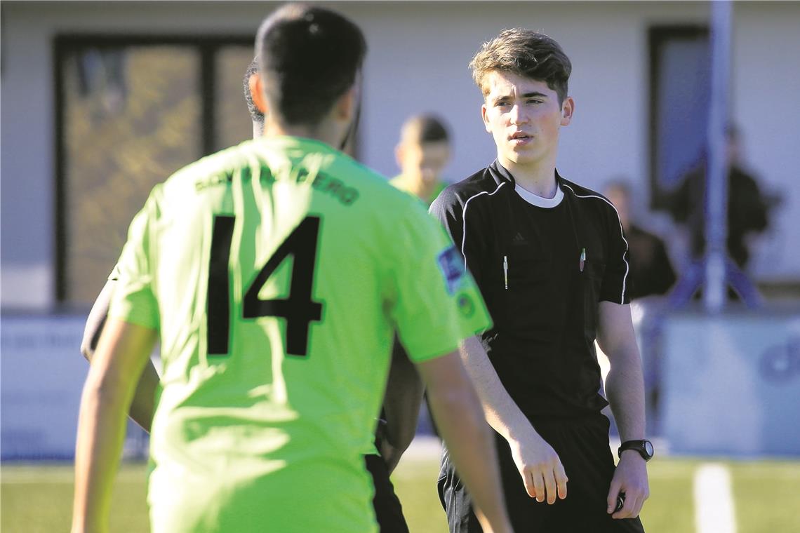 Sinologiestudent und Schiedsrichtertalent Bereitet sich professionell auf die Spiele vor, um für alle Fälle gewappnet zu sein: Nachwuchsschiedsrichter Gregor Wiederrecht. Foto: A. Becher