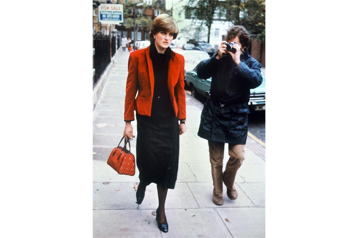 Bereits 1980 hatte es die Presse auf Diana abgesehen: Ein Fotograf folgt Lady Diana Frances Spencer, die damals noch nicht offiziell mit Prinz Charles liiert war.