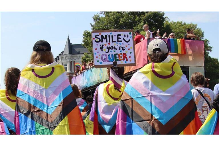 Bereits am letzten CSD im Jahr 2024 in Hamburg nahmen zahlreiche Menschen teil. (Archivbild)