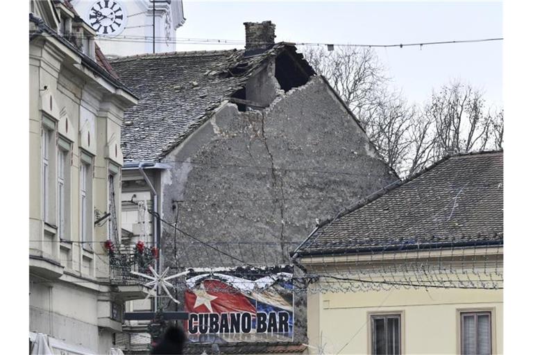 Bereits am Montag bebte die Erde: Blick auf ein beschädigtes Dach in Sisak. Foto: --/AP/dpa
