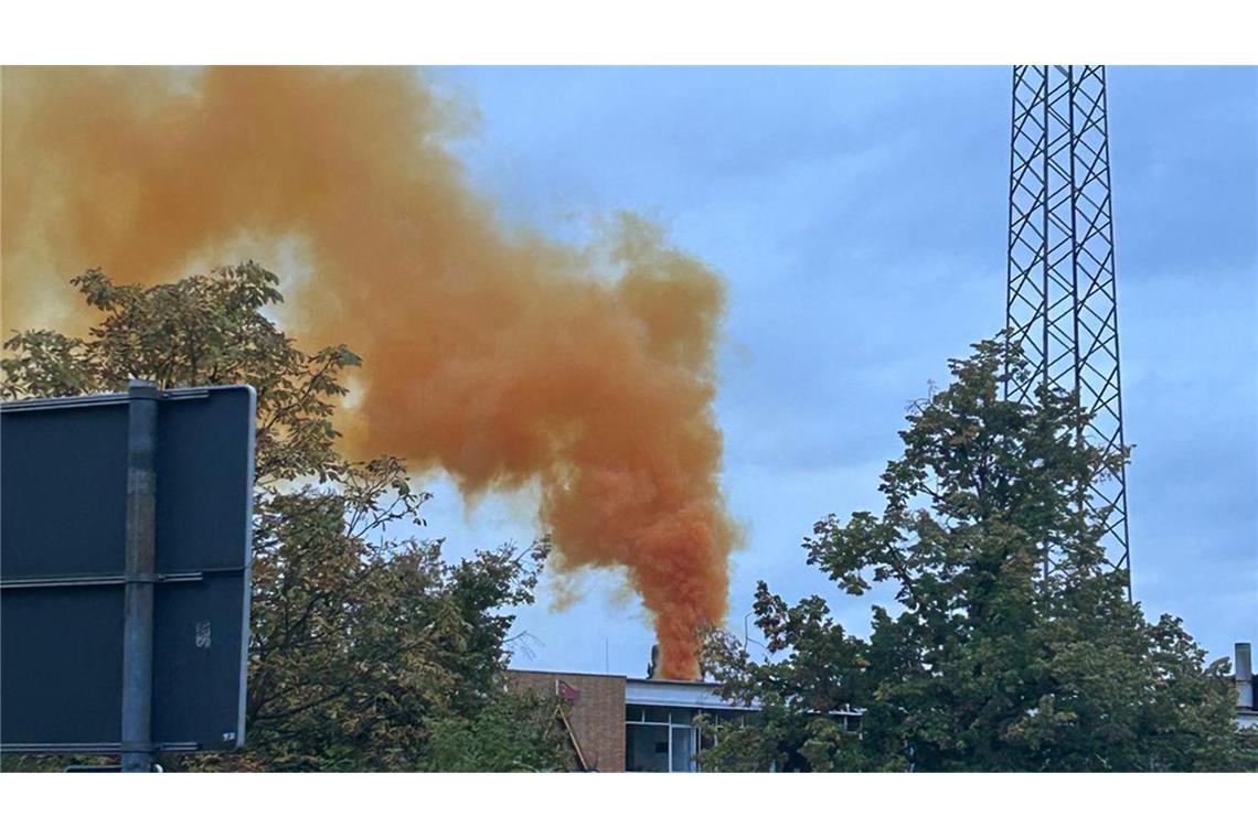 Bereits aus der Ferne war die rötliche Rauchwolke zu sehen.