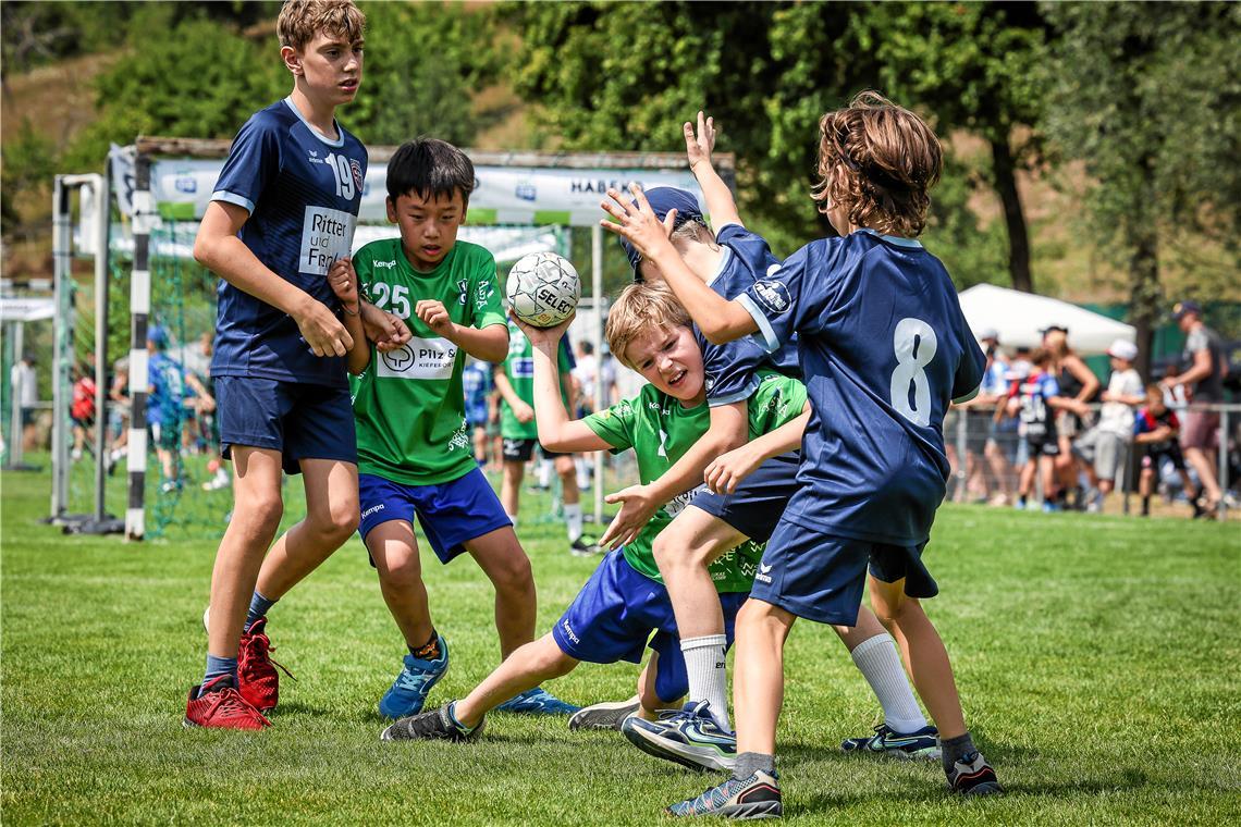 Bereits der jüngere Handballnachwuchs ist in Oppenweiler bei den Sporttagen im Rohrbachtal mit Feuereifer dabei. Fotos: Alexander Becher
