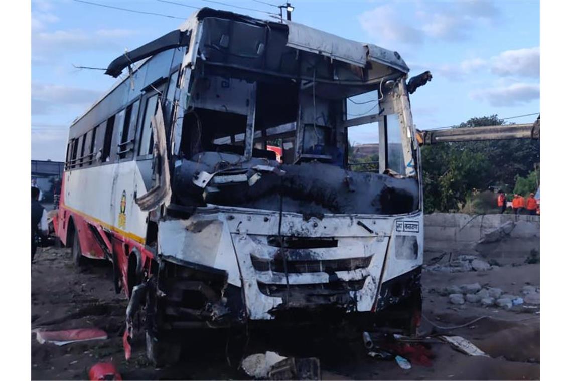 Bereits Ende Januar diesen Jahres wurden mehr als 25 Menschen bei einem Busunfall im indischen Nashik geötet. Foto: National Disaster Response Force/AP/dpa