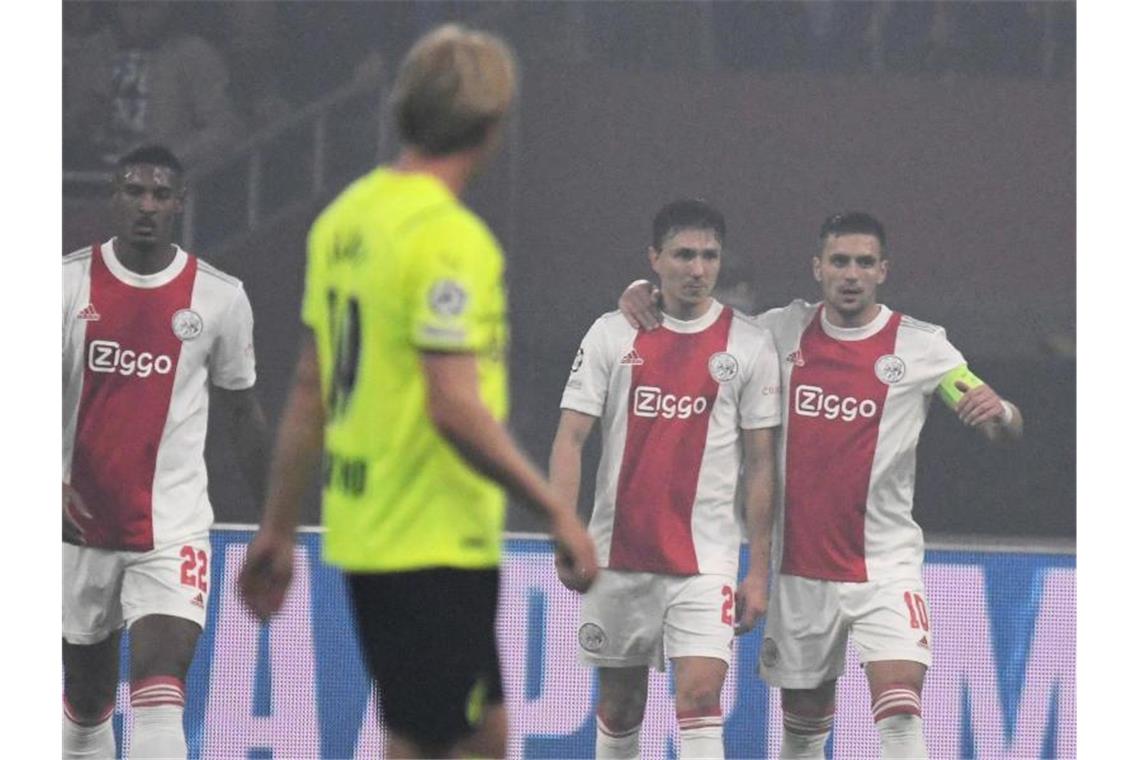 Bereits früh durften die Ajax-Spieler die Führung durch ein Reus-Eigentor bejubeln. Foto: Bernd Thissen/dpa